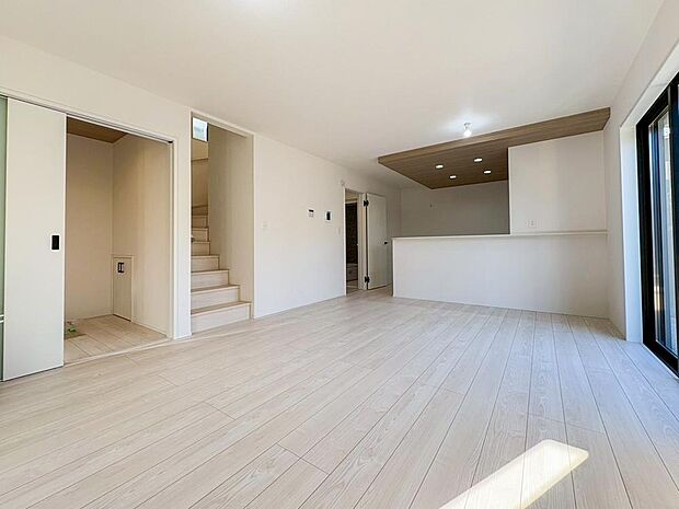 【リビング】リビングを通過して2階へと登れるリビングイン階段。ただいま、おかえり、行ってきます、の声が響き渡る。毎日大切な家族とコミュニケーションが取れる家族思いの間取りを作りました。