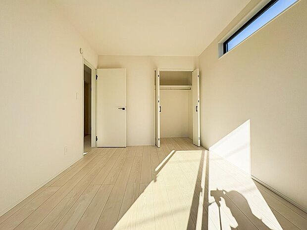 【リビング以外の居室】収納力が豊富な大型クローゼット。普段着やスーツはもちろんのこと、コート類などもしっかり掛けられます。奥行きもあるので、収納ボックスもそのまましまえて部屋がスッキリしますね。