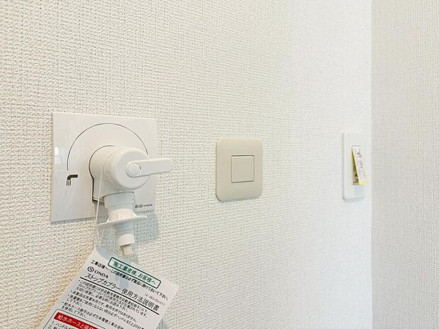 【洗面室ガス栓】洗面所にガス栓を設置しており、ガス乾燥機を設置出来ます。ガス式の衣類乾燥は、温風によるパワフル乾燥が可能。家事の時短にもつながります♪