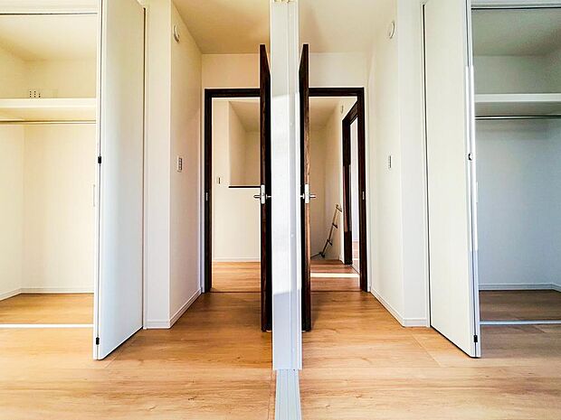 【リビング以外の居室】引き戸で仕切られた２階洋室。引き戸を開けて繋げれば12帖の広いお部屋としても使えます。家族の成長に合わせて様々な使い方が出来そうです。