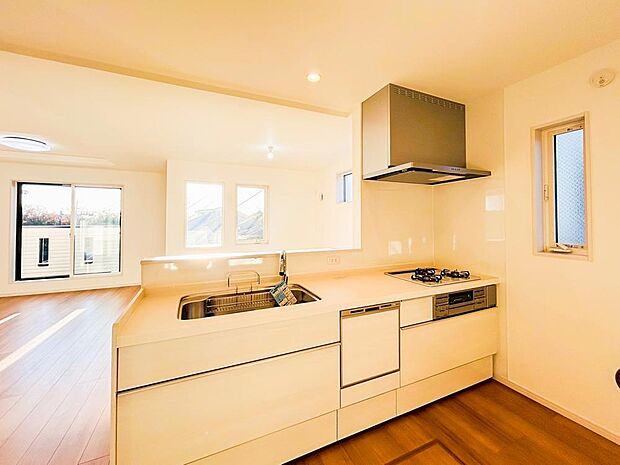 【キッチン】リビングのお子様を見守りながらお料理が出来る対面式カウンターキッチン。ご家族との会話がはずみます。