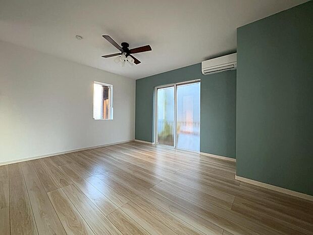 【リビング】家族と過ごす時間を大切にしたい方にぴったりのゆとりある住空間です。窓からの日差しがリビングの隅々までしっかりと届きます。