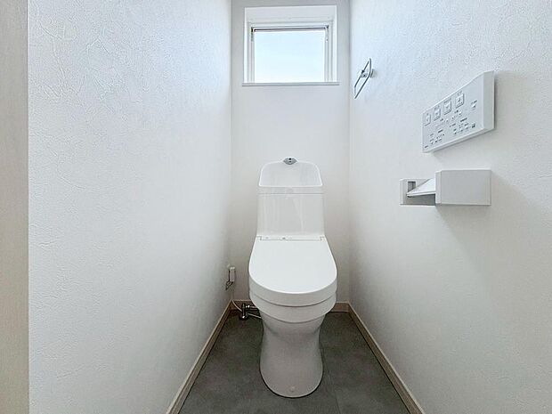 【トイレ】洗浄機能付き便座を標準装備。便座保温機能もあるので寒い季節も安心。