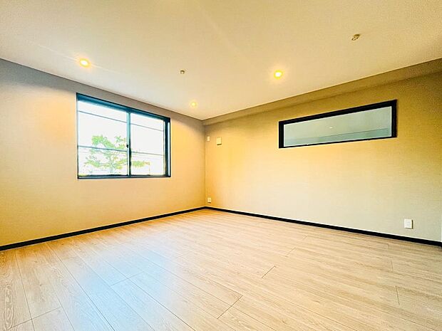 【リビング】家族の思いを抱きながら、平和であることに感謝したくなる悠久の時。あたかかく感じるのは、陽当りだけではなかった!広く和やかに暮らせる空間と、家族の存在が胸にジーンと響きわたる。