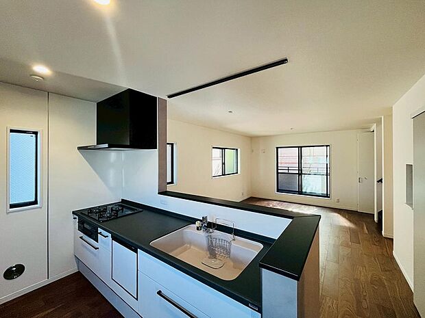 【キッチン】リビングのお子様を見守りながらお料理が出来る対面式カウンターキッチン。ご家族との会話がはずみます。