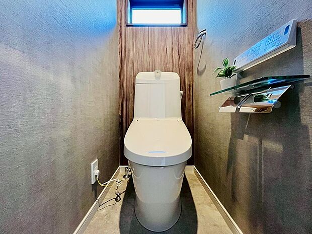 【トイレ】洗浄機能付き便座を標準装備。便座保温機能もあるので寒い季節も安心。