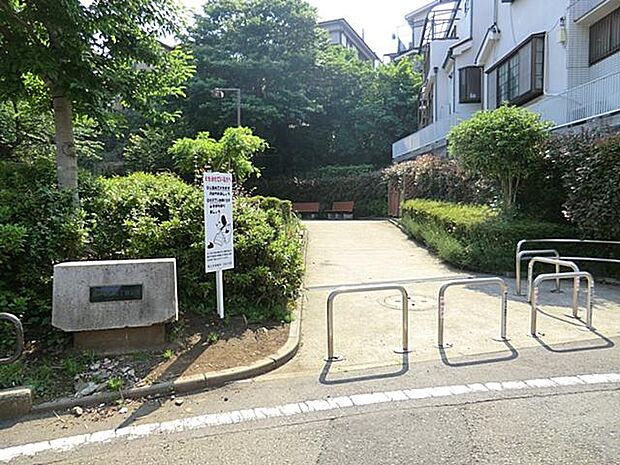 西戸部町二丁目公園(約100m・徒歩2分)