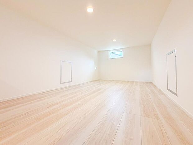 【収納】想い出の品、趣味の物などの収納に便利なグルニエ付（小屋裏収納）です。その分、居室空間を、広く快適に使えます。その他クリスマスツリーなどのシーズン品など、使い方はさまざまです。