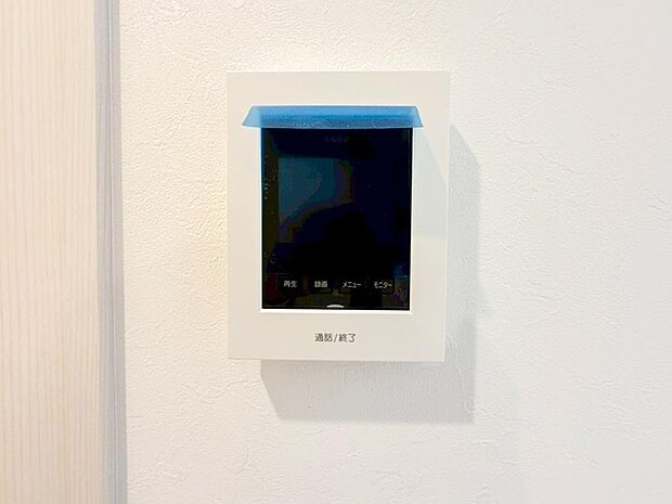 【録画機能付カラーインターフォン】ＴＶモニタ付インターホンでセキュリティ面にも配慮。来客を確認できるだけでなく、録画機能で留守中の来訪者の確認ができます！学校から帰ったお子様のお留守番にも安心なセキュリティ設備ですね。