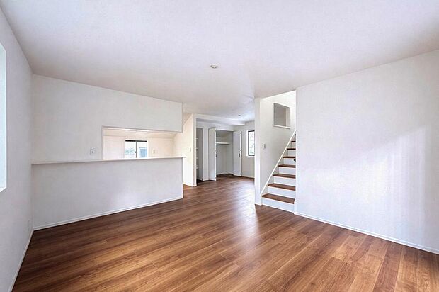 【リビング】大切な家族が集まるからこそLDKにはこだわりたいですよね。日当たりのよい広いＬＤＫを、子供たちが元気に走り回っている姿を見た時「広い家にして良かった」と感じていただけるはずです。