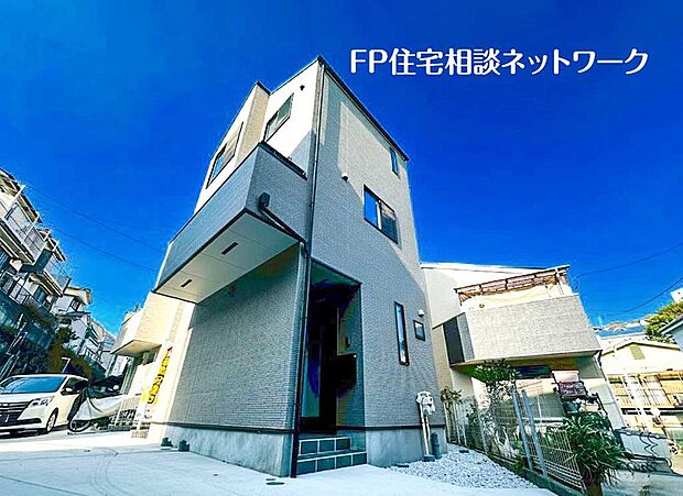 無駄のないフォルムで敷地を最大限活かした都市型3階建て。縦への開放感を強調するデザインが魅力。シャープな外観と爽快な青空の抜け感が、忙しい毎日に軽やかな暮らし心地をもたらします。
