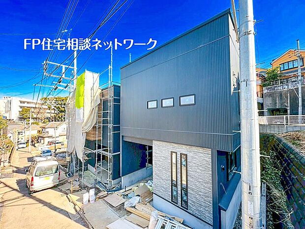 深く豊かな緑と爽快な青い空を感じるまさに横浜に暮らす心地よさを存分に堪能いただける邸宅です。グレードの高い設備仕様が標準装備のデザイン住宅で快適で便利な生活をお送り頂けます。