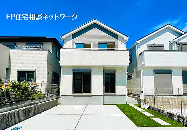 ≪類似外観同仕様≫  施工例のため分譲中の建物とは、外壁、屋根開口部等の形状・仕様が異なります。