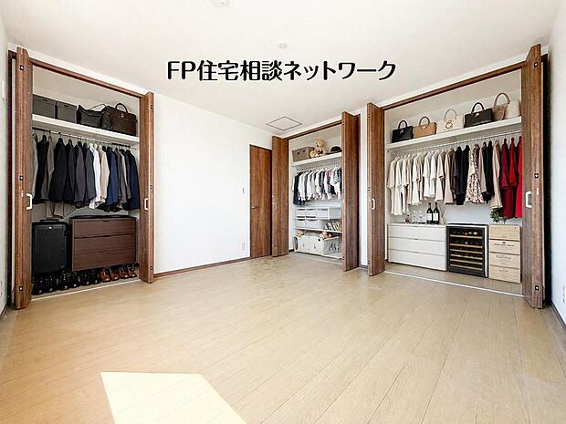 収納力が豊富な大型クローゼット。普段着やスーツはもちろん、コート類などもしっかり掛けられます。※本画像はAIにより加工しております。