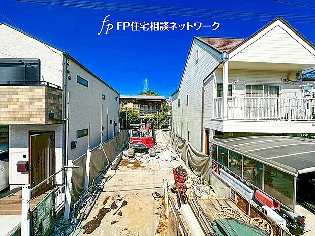 【現地外観写真】◇外観◇ 深く豊かな緑と爽快な青い空を感じるまさに横浜に暮らす心地よさを存分に堪能いただける邸宅です。グレードの高い設備仕様が標準装備のデザイン住宅で快適で便利な生活をお送り頂けます。