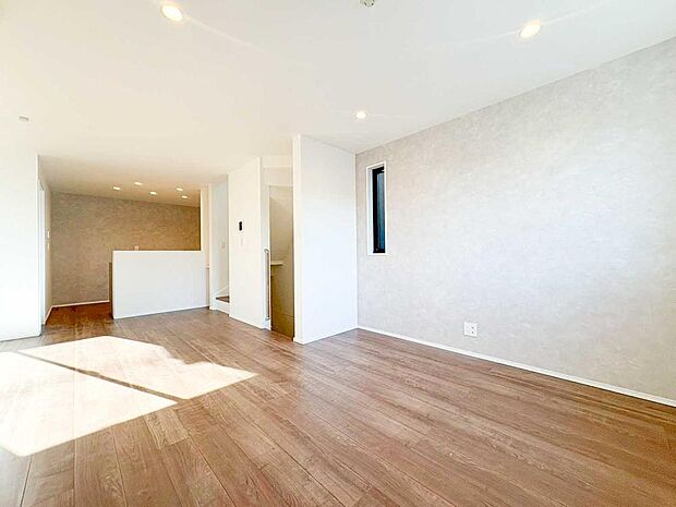 【リビング】キッチンからリビングまで見通せる開放的なLDK。家事動線にも配慮され、家族とのコミュニケーションが自然と生まれます。