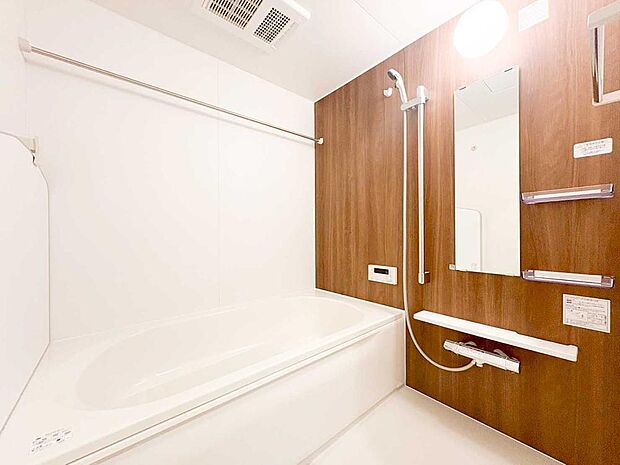 【浴室】白と木目調を組み合わせた上質感のある浴室空間。明るく清潔な印象で、心地よいリラックスタイムを演出します。