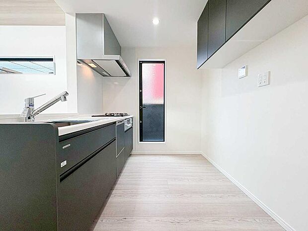 【キッチン】手元がリビングから見えにくい配置で、生活感を抑えたキッチン。デザイン性と実用性を両立した、すっきりとした空間です。