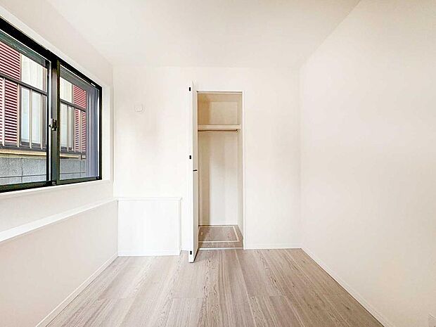 【リビング以外の居室】白を基調とした明るい洋室に、すっきりとしたクローゼットを配置。余白を活かした設計で、インテリアが映える空間です。