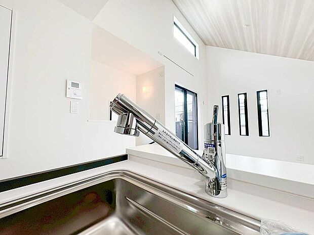 【非公開】【浄水器】浄水器は、水道水に含まれるサビやカルキ臭やトリハロメタンも簡単に除去できます。また、調理に使うと、水道水に含まれる塩素により食材の栄養分が損なわれてしまうのを防ぐことができます。