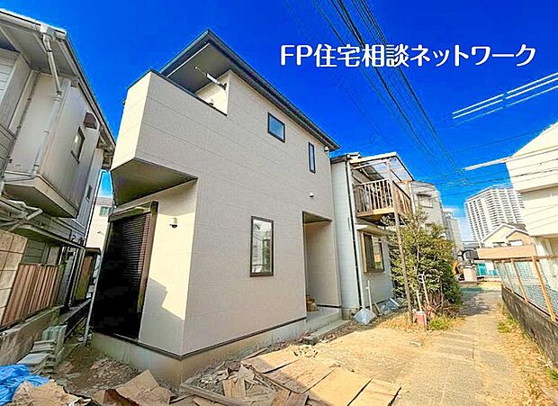 【現地外観写真】無駄のない設計と明るさにこだわった新築戸建。狭小地でも快適に暮らせる動線設計で、陽当たりと採光も確保。駅も生活施設も利用しやすい便利なロケーションです。