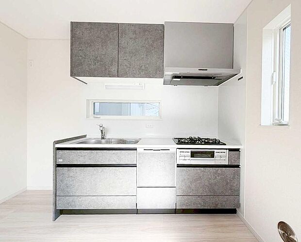 【【システムキッチン】】【システムキッチン】お鍋やフライパン、油や調味料はもちろんのこと、ビールや非常食なども収納できるほどの収納スペースを確保しています。キッチンがスッキリすると食事の支度や片付けがはかどります。