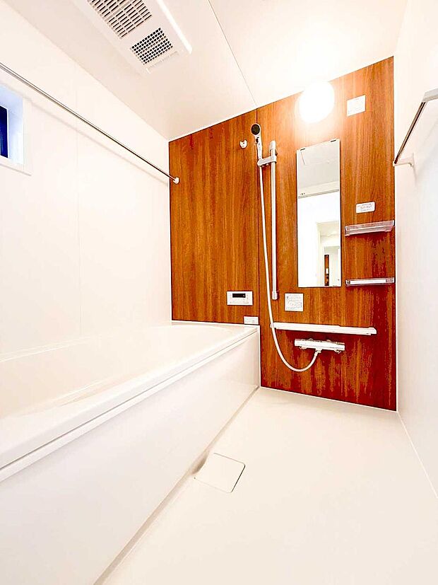 【浴室】デザイン性と使いやすさを兼ね備えた浴室。毎日のバスタイムを快適にする、落ち着きのある空間です。