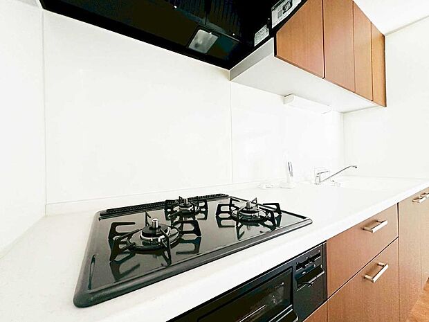 【【3口コンロ】】【3口コンロ】同時に3つの料理を火にかけることができるので、効率的にお料理を楽しめます!