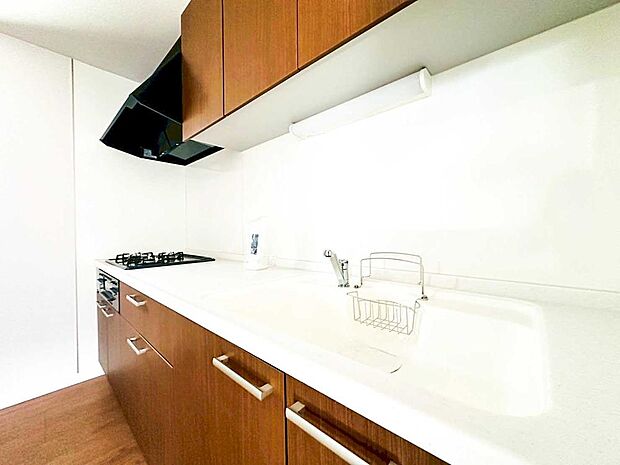 【【浄水器】】【浄水器】浄水器は、水道水に含まれるサビやカルキ臭やトリハロメタンも簡単に除去できます。また、調理に使うと、水道水に含まれる塩素により食材の栄養分が損なわれてしまうのを防ぐことができます。