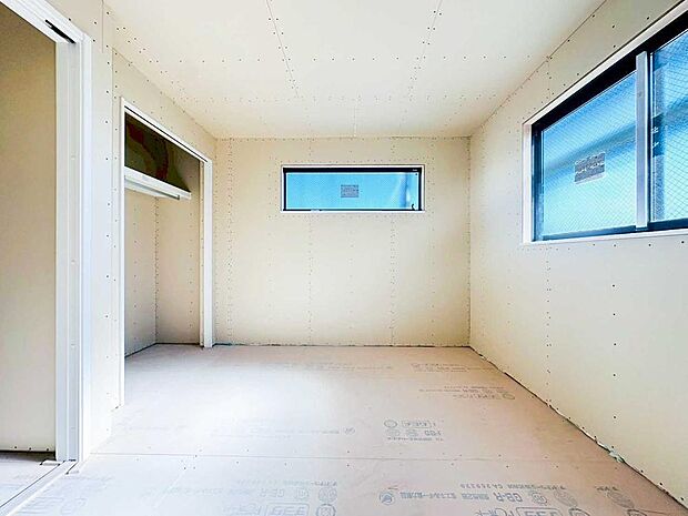 【リビング以外の居室】窓からの採光も確保された使いやすい居室。クローゼット付きで収納力もあり、寝室や子ども部屋など幅広く活用できる空間です。