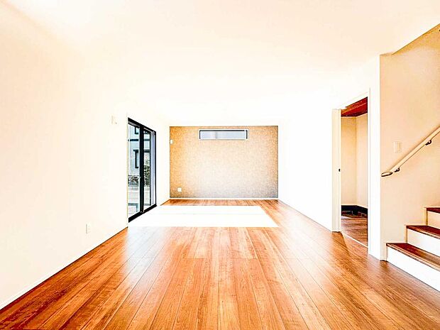 【リビング】リビングイン階段を中心に広がる開放的なLDK。家族の気配を感じながら、心地よい毎日を過ごせます。