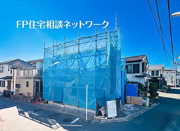 【現地外観写真】深く豊かな緑と爽快な青い空を感じるまさに横浜に暮らす心地よさを存分に堪能いただける邸宅です。グレードの高い設備仕様が標準装備のデザイン住宅で快適で便利な生活をお送り頂けます。