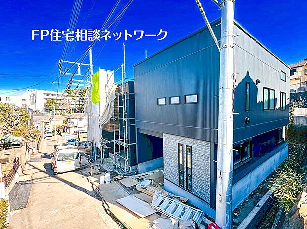 【前面道路含む現地写真】閑静な車通りの少ない道路。お車の出し入れが苦手なママや小さなお子様にも安心ですね。車のすれ違いも問題なくできるので、ストレスなく運転できます！