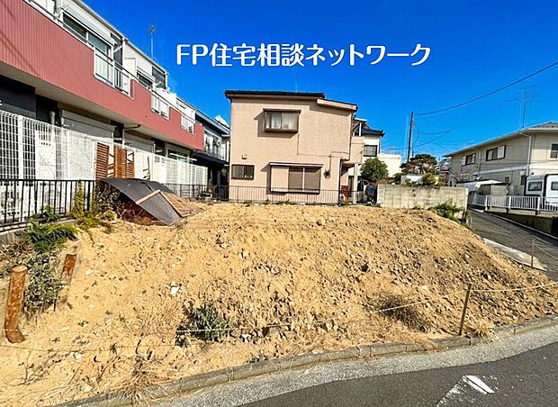 【現地外観写真】深く豊かな緑と爽快な青い空を感じるまさに横浜に暮らす心地よさを存分に堪能いただける邸宅です。グレードの高い設備仕様が標準装備のデザイン住宅で快適で便利な生活をお送り頂けます。