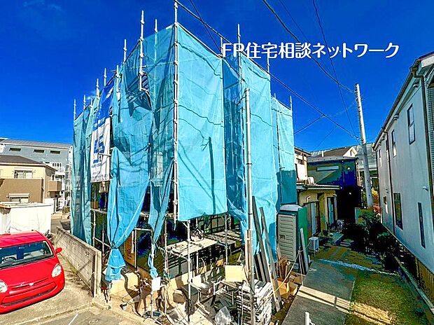 【現地外観写真】良好な住環境が保たれたエリア。低層の一戸建を中心とした街並みが整然と続き周辺は高い建物が建っておらず、採光や開放性に恵まれ、空が広く緑の多い閑静な趣を感じる環境です。