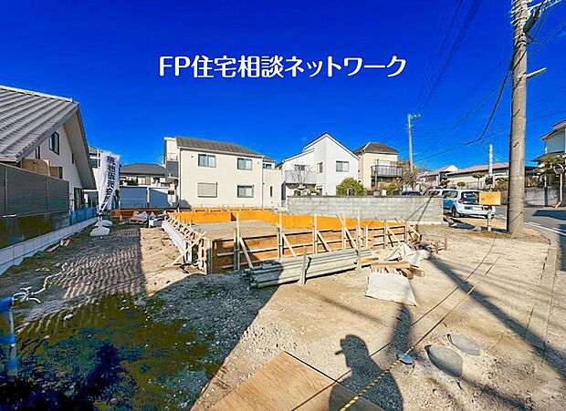 【前面道路含む現地写真】◇前面道路の様子◇ 閑静な車通りの少ない道路。お車の出し入れが苦手なママや小さなお子様にも安心ですね。車のすれ違いも問題なくできるので、ストレスなく運転できます!