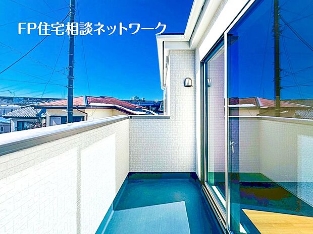 【バルコニー】南からの明るい光が差しこむ陽だまりの空間。南に大きく面したバルコニーでお洗濯も干せばあっという間に乾きそうで家事もスムーズにこなせますね！乾いたお洗濯物からは太陽の匂いが感じられる心地よさ。