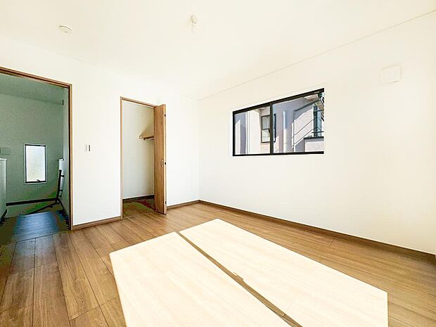 【リビング以外の居室】鞄やお洋服が収納できるウォークインクローゼット。大容量の収納は衣替えをする必要がないほど、お荷物を収納できます。必要なものやコーディネートを一覧して確認でき、身支度や準備が短時間で済みます。