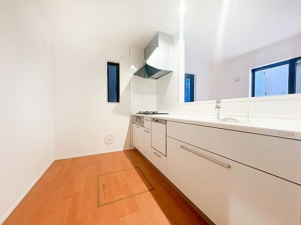 【キッチン】家具の配置がしやすく、家事動線にも配慮されたキッチン。毎日の料理を効率的にしてくれる動線は、少しでも家事の時間を短縮したい！というママの思いを叶えてくれます。