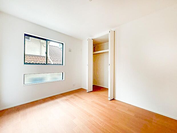 【リビング以外の居室】開放感のある2階の居室は日当りもよく日中は明るい日差しが射し込みます。また、道路からの目線も気になりにくいのでプライバシーも守られやすいですね。