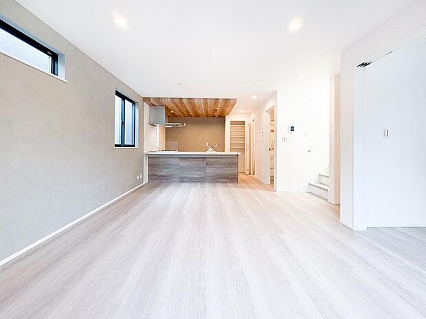 【リビング】各棟17帖超の広々LDK。導線もしっかりと考えられていて、ダイニングテーブルやソファー、ローテーブル等の家具もしっかりと配置できます。ゆったりとした広さの空間でご家族だんらんの時間をお過ごしください。