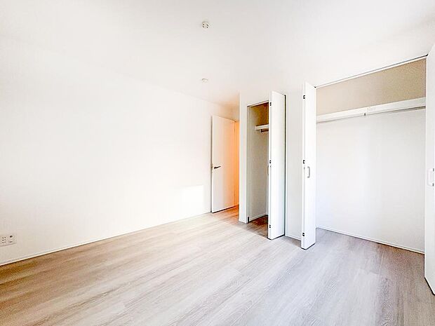 【リビング以外の居室】遊びも!勉強も!兄弟仲良く、家族の会話が増える間取りです。居室内はいつも明るい印象で、気持ちの良い朝を迎えられそう。毎日の生活も自然と明るくなりますね。