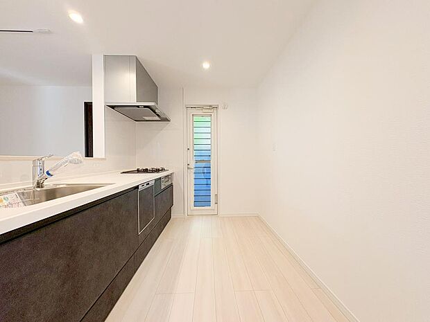 【キッチン】リビングで遊ぶお子様を見守りながらお料理が出来る対面式カウンターキッチンは料理をしながらでもご家族との会話を楽しめます！大切なご家族をいつも身近に感じられ毎日のお料理も楽しくなりますね！