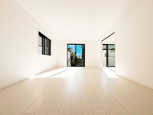 【リビング】光の入り方まで計算された、大開口のあるLDK。白を基調とした伸びやかな空間が、上質なデザイン性を際立たせます。