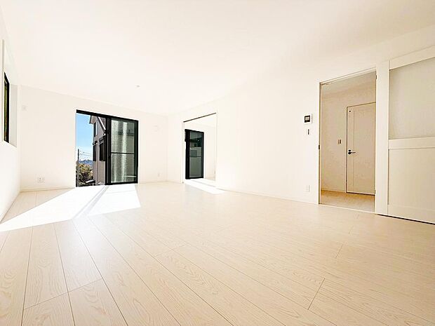 【リビング】大開口と計算された窓配置が、明るさと開放感を演出。余白を美しく活かした設計が映えるデザイナーズ住宅です。