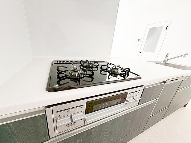 【【3口コンロ】】【3口コンロ】同時に3つの料理を火にかけることができるので、効率的にお料理を楽しめます!