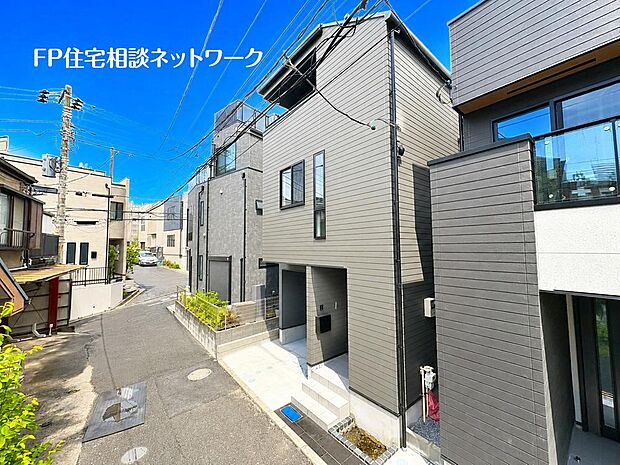 【現地外観写真】深く豊かな緑と爽快な青い空を感じるまさに横浜に暮らす心地よさを存分に堪能いただける邸宅です。グレードの高い設備仕様が標準装備のデザイン住宅で快適で便利な生活をお送り頂けます。