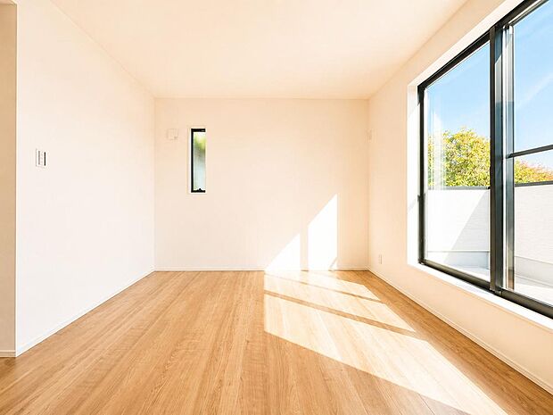 【リビング以外の居室】開放感のある2階の居室は日当りもよく日中は明るい日差しが射し込みます。また、道路からの目線も気になりにくいのでプライバシーも守られやすいですね。
