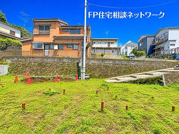 【現地外観写真】良好な住環境が保たれたエリア。低層の一戸建を中心とした街並みが整然と続き周辺は高い建物が建っておらず、採光や開放性に恵まれ、空が広く緑の多い閑静な趣を感じる環境です。