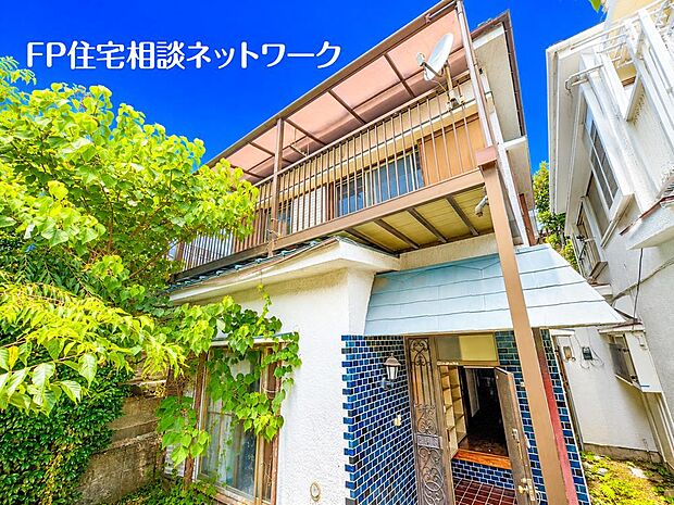 【現地土地写真】良好な住環境が保たれたエリア。低層の一戸建を中心とした街並みが整然と続き周辺は高い建物が建っておらず、採光や開放性に恵まれ、空が広く緑の多い閑静な趣を感じる環境です。